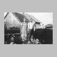 015-0015 Das Ehepaar Elise und Hermann Mattern im Jahre 1934. Im Hintergrund die Gebaeude der Schmiede Hesler..jpg